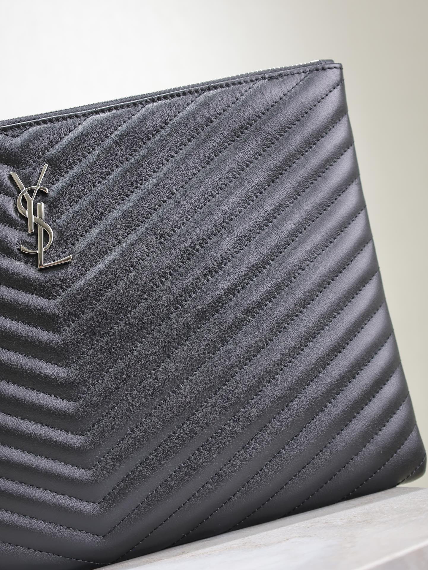 CLUTCH 36 IN BLACK QUILTED CALFSKIN SILVER BUCKLE