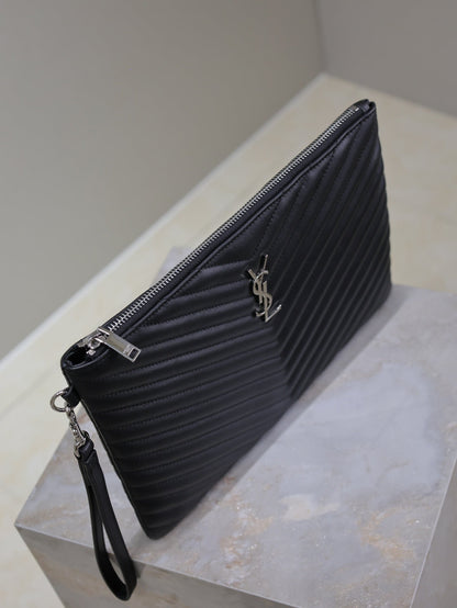 CLUTCH 30 IN BLACK QUILTED CALFSKIN SILVER BUCKLE