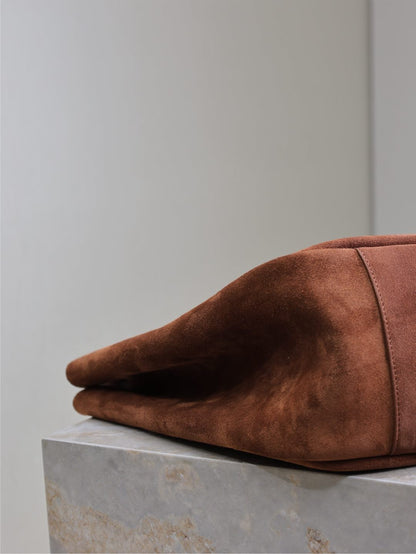 LE 5 À 7 BEA TOTE BAG 50 IN RED BROWN SUEDE GOLD LOGO