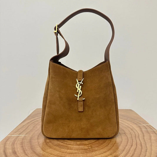 LE 5 À 7 SUPPLE SMALL 22 IN CARAMEL BROWN SUEDE