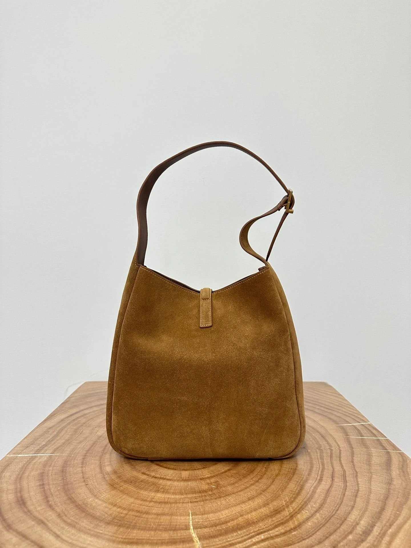 LE 5 À 7 SUPPLE SMALL 22 IN CARAMEL BROWN SUEDE