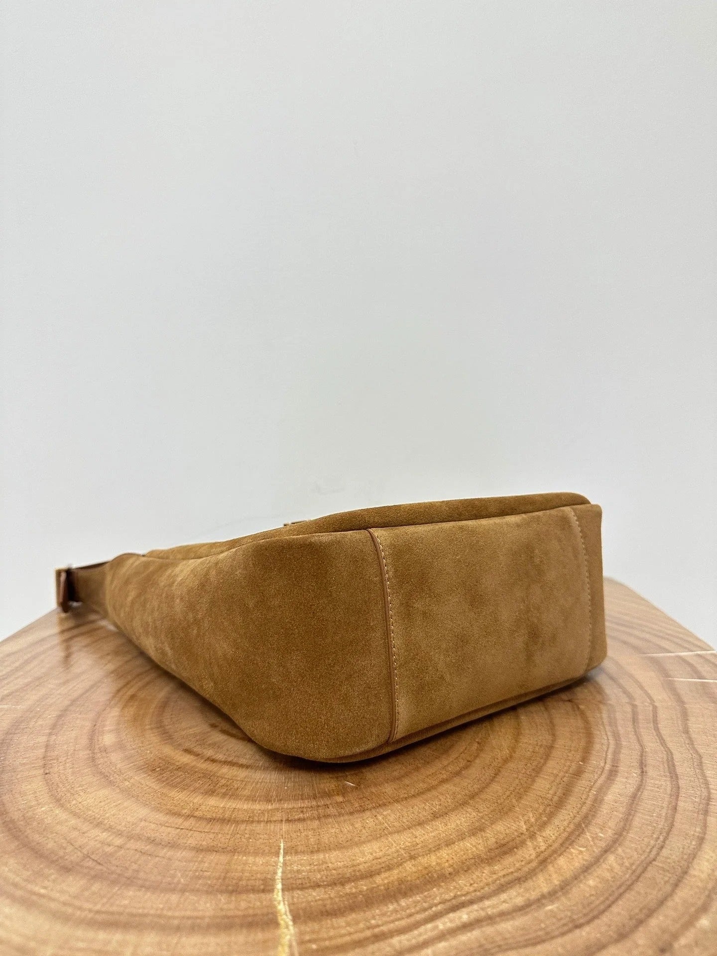 LE 5 À 7 SUPPLE SMALL 22 IN CARAMEL BROWN SUEDE