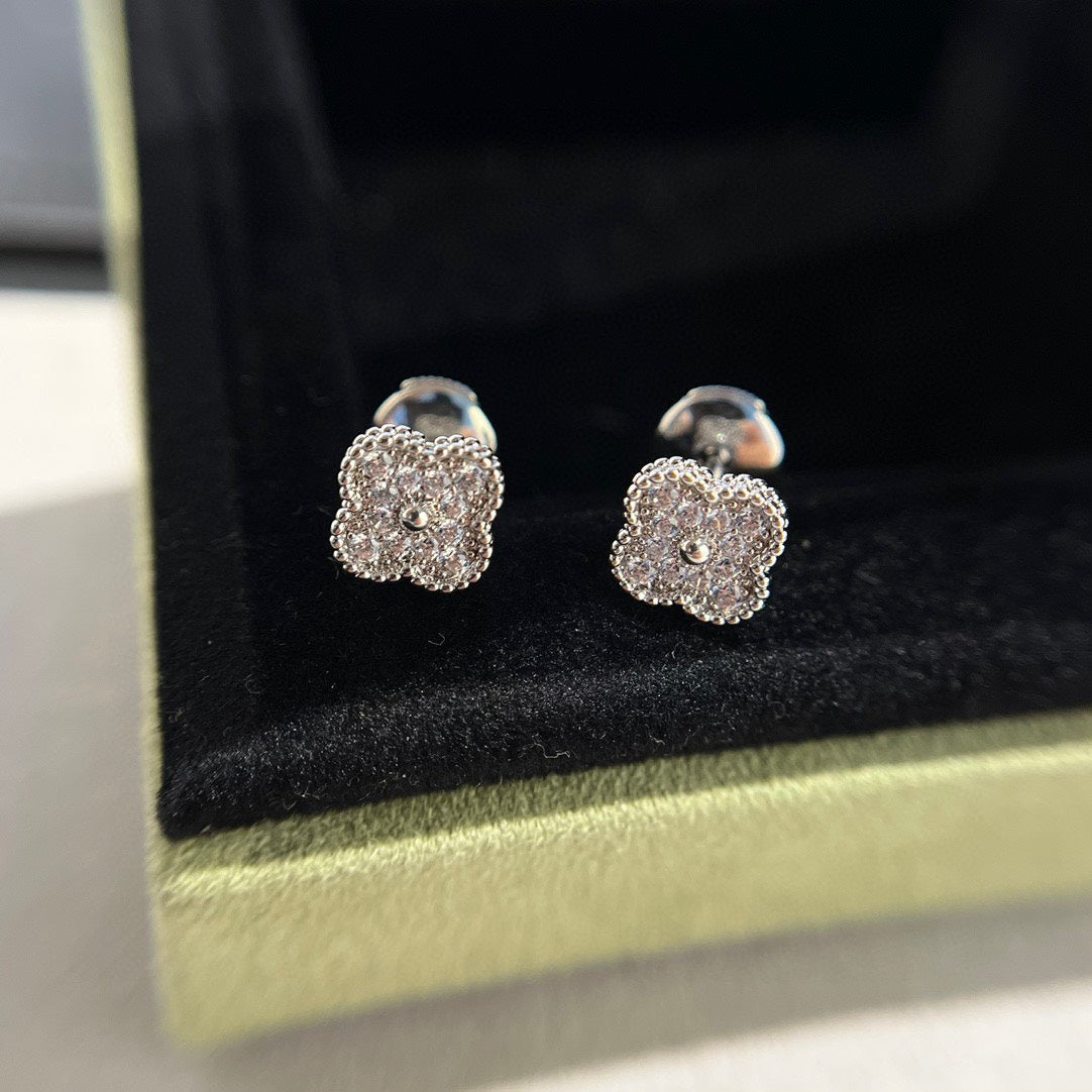 DIANA CLOVER MINI DIAMOND STUD EARRINGS