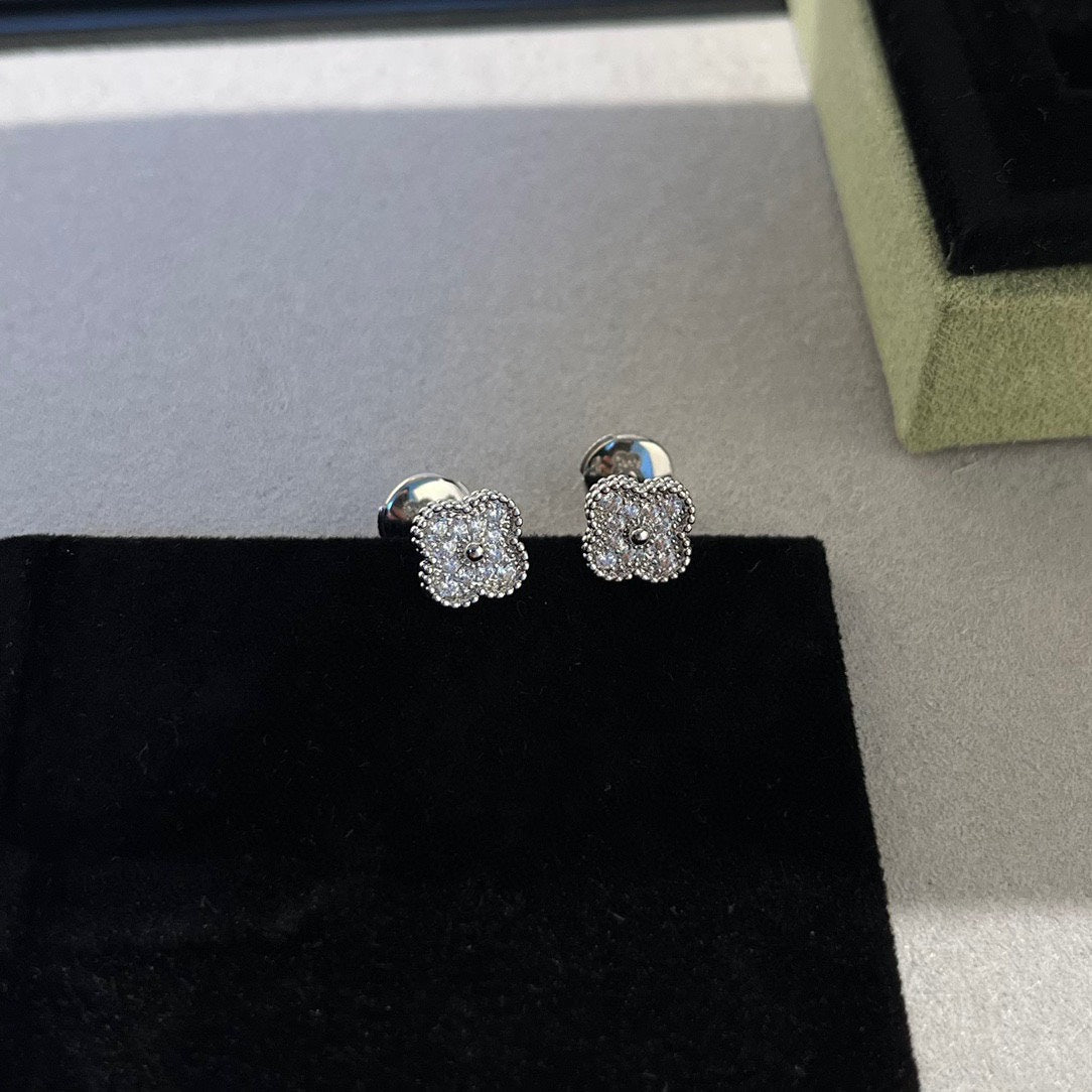 DIANA CLOVER MINI DIAMOND STUD EARRINGS