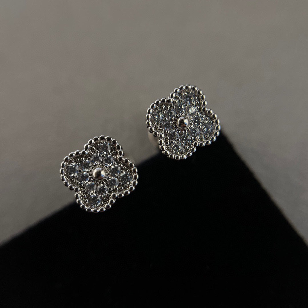 DIANA CLOVER MINI DIAMOND STUD EARRINGS