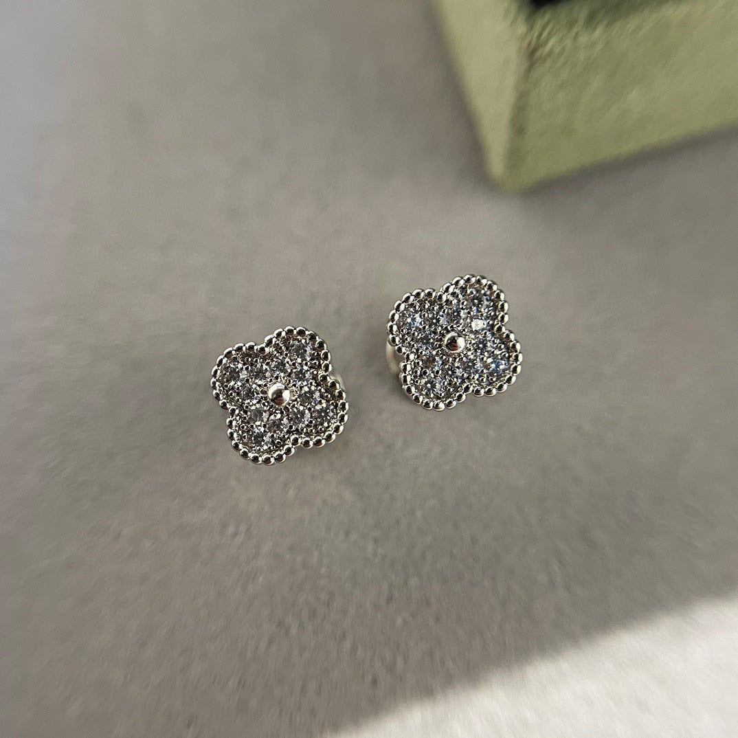 DIANA CLOVER MINI DIAMOND STUD EARRINGS
